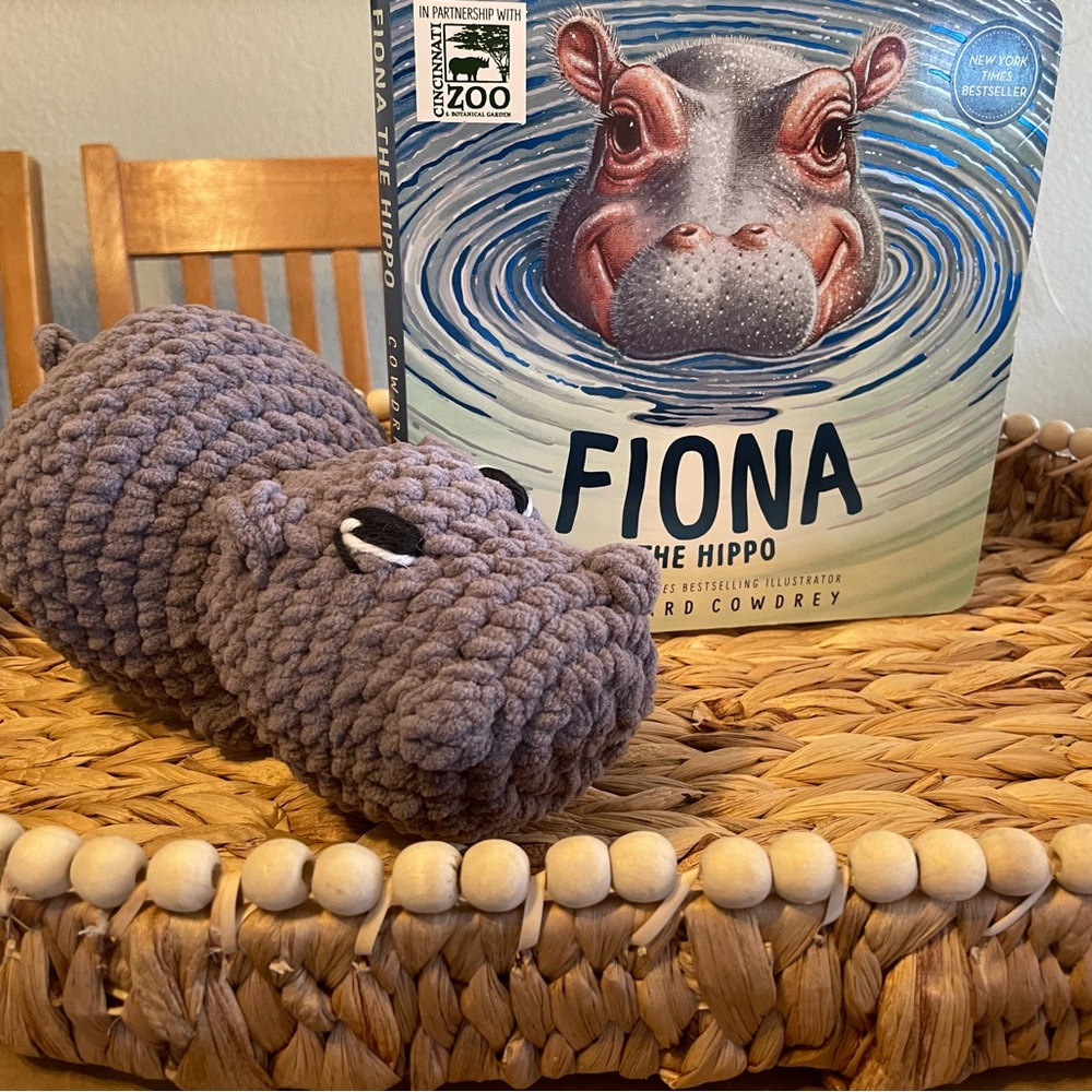 CROCHET HIPPO PLUSHIE TOY WITH FIONA BOARD BOOK SET, baby gift